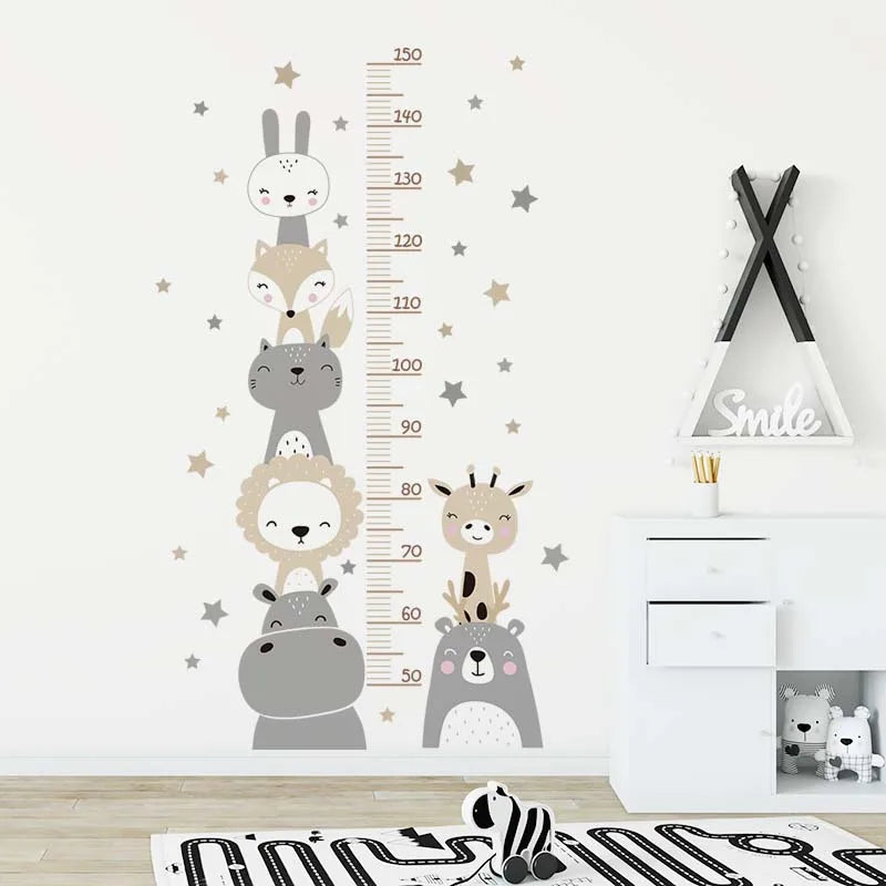 Stickers muraux toise animaux empilés sable et gris, étoiles et règle de 50 à 150 cm près d'une étagère tipi et d'une commode blanche