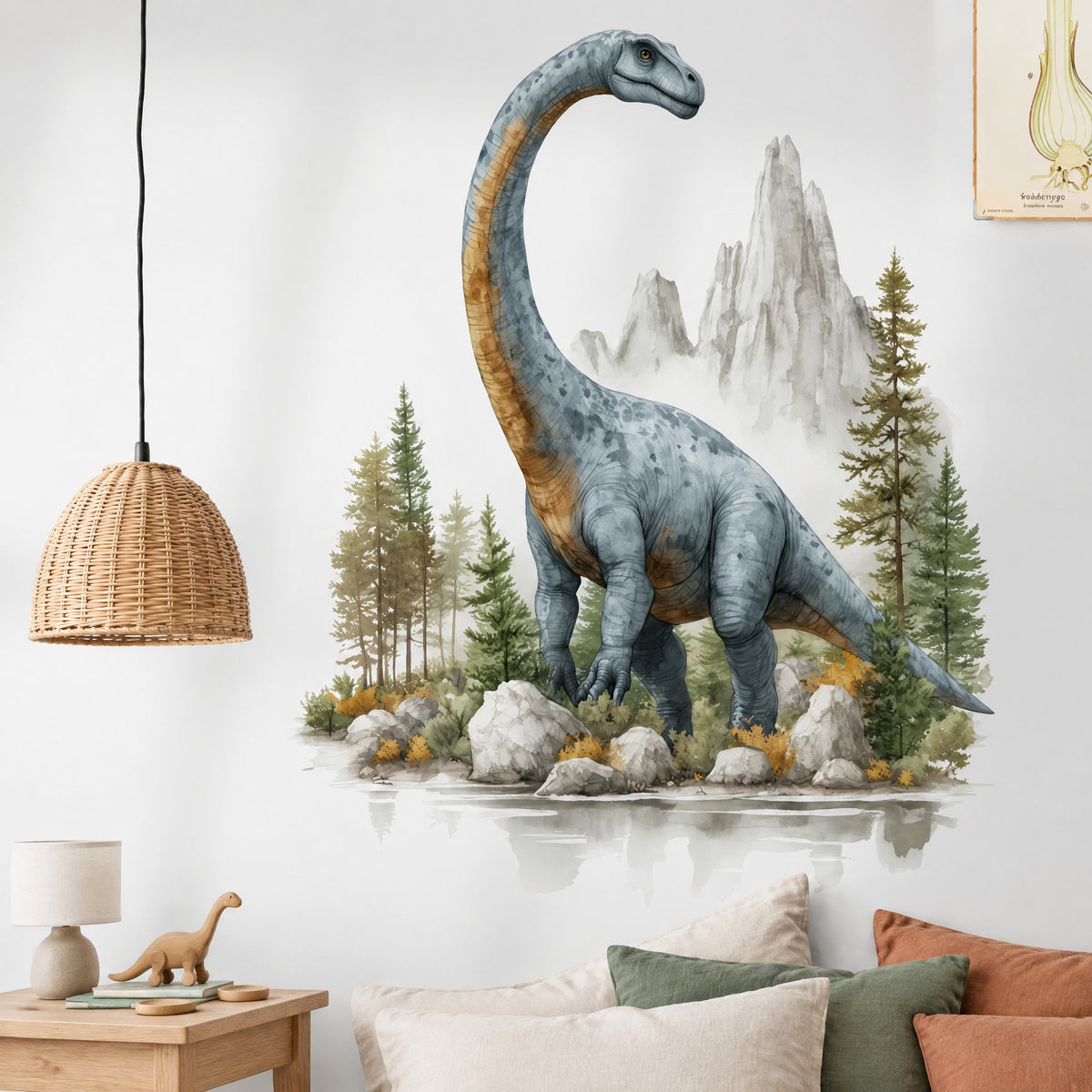 Sticker mural brachiosaure à l'aquarelle entre sapins et montagnes, au-dessus d'un lit en lin près d'une suspension en rotin