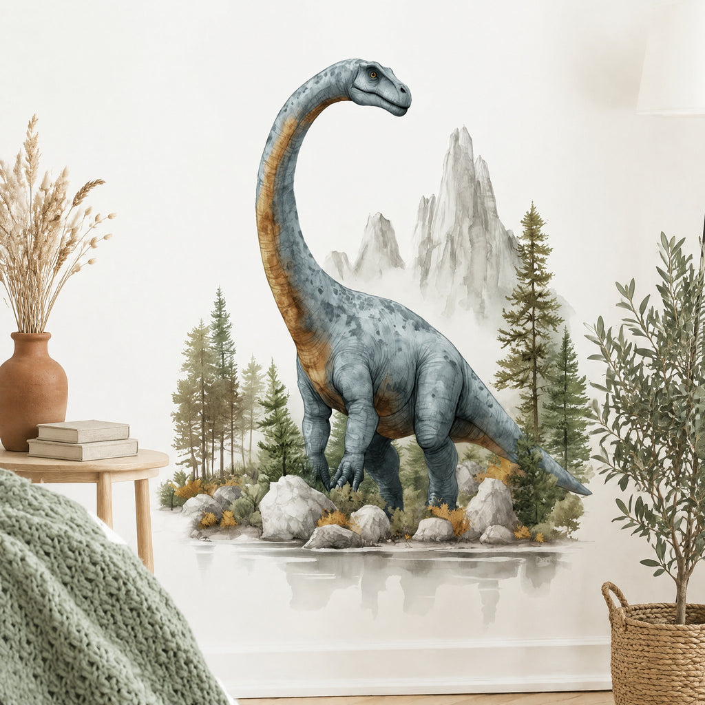 Sticker dinosaure à long cou gris-bleu et ocre sur un mur blanc de chambre, à côté d'un guéridon en chêne clair et d'un olivier en pot