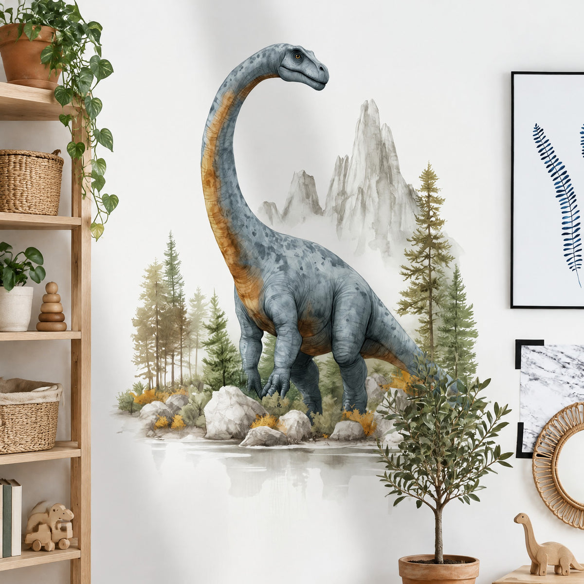 Sticker mural brachiosaure aquarelle dans une chambre de garçon, près d'une étagère en bois clair et d'un olivier en pot