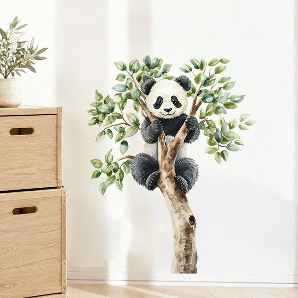 Adesivo murale panda ad acquerello sull'albero accanto a cassette in rovere chiaro
