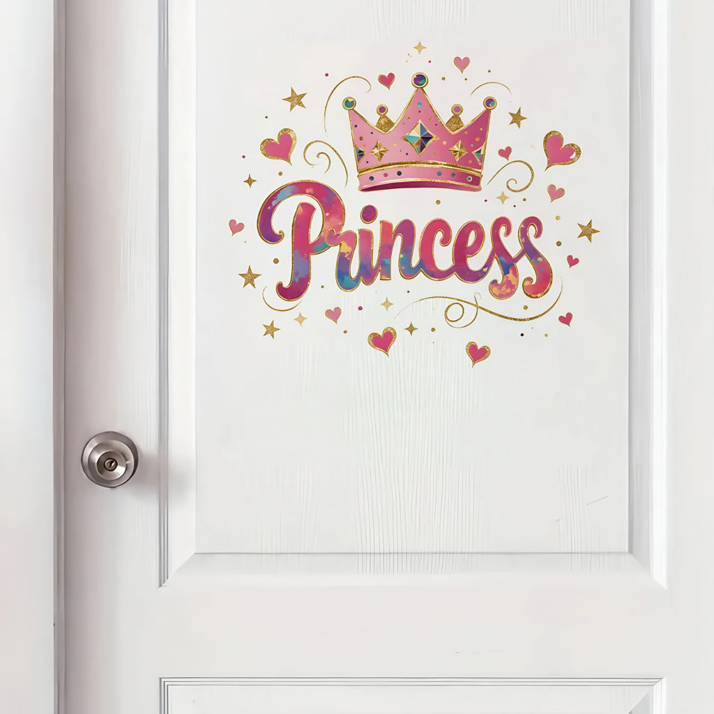 Sticker de porte Princess avec couronne rose, cœurs et étoiles dorées sur une porte blanche