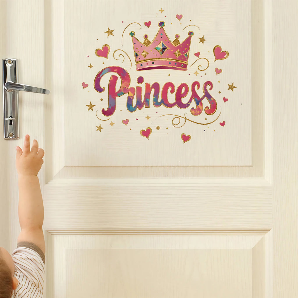 Sticker Princess sur une porte crème, enfant qui tend la main vers la poignée
