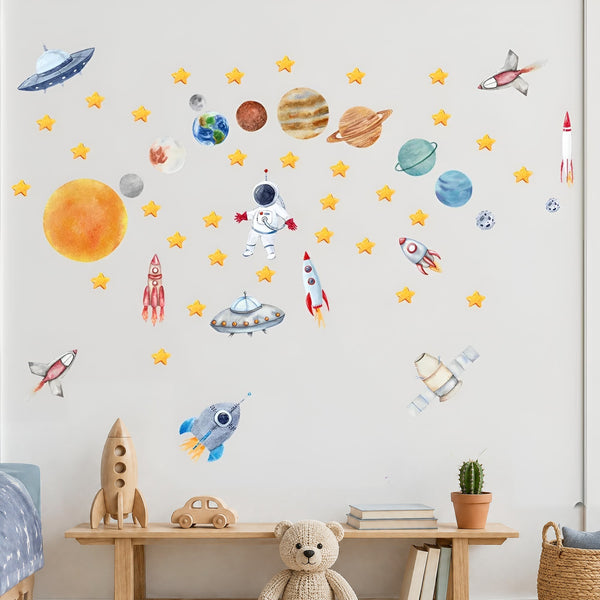 Stickers muraux astronaute, planètes et fusées aquarelle au-dessus d'un banc en chêne clair avec fusée et voiture en bois dans une chambre de garçon