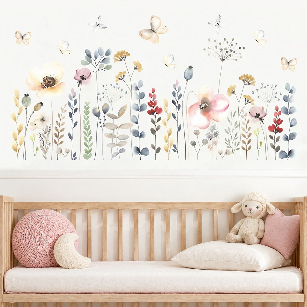 Stickers muraux coquelicots crème et rose, fleurs des champs à l'aquarelle et papillons au-dessus d'un lit en bois clair dans une chambre de bébé fille