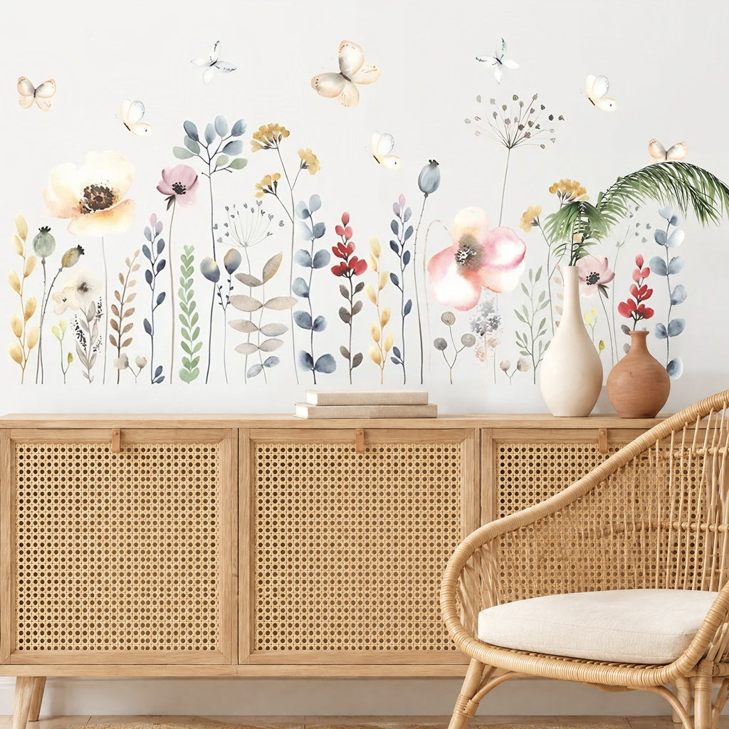 Stickers muraux fleurs des champs et coquelicots au-dessus d'un buffet en bois cannage et d'un fauteuil en rotin dans un salon