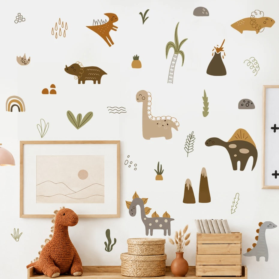 Stickers muraux dinosaures bohème terracotta, volcan, palmier et arc-en-ciel au mur d'une chambre d'enfant, dinosaure en tricot et paniers en rotin sur une étagère