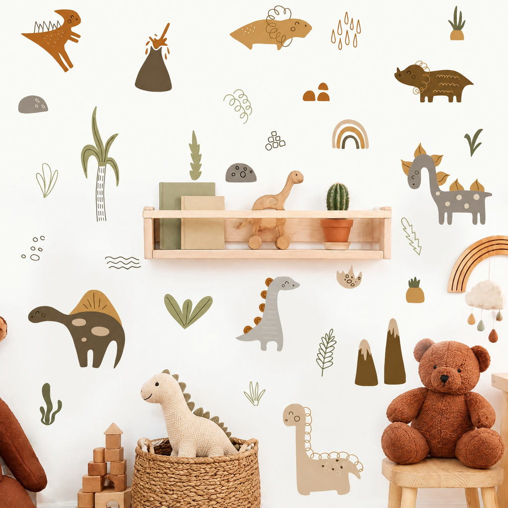Stickers dinosaures beige, brun et moutarde autour d'une étagère murale en bois clair, dinosaure en tricot dans un panier et ours en peluche rouille