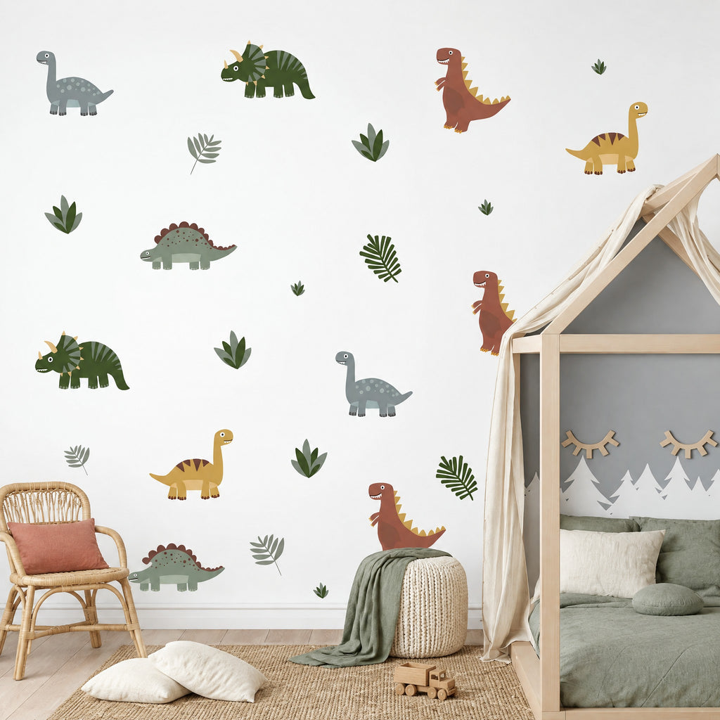 Stickers dinosaures et feuilles répartis sur le mur d'une chambre de garçon, lit cabane en bois, fauteuil en rotin et pouf tricoté crème
