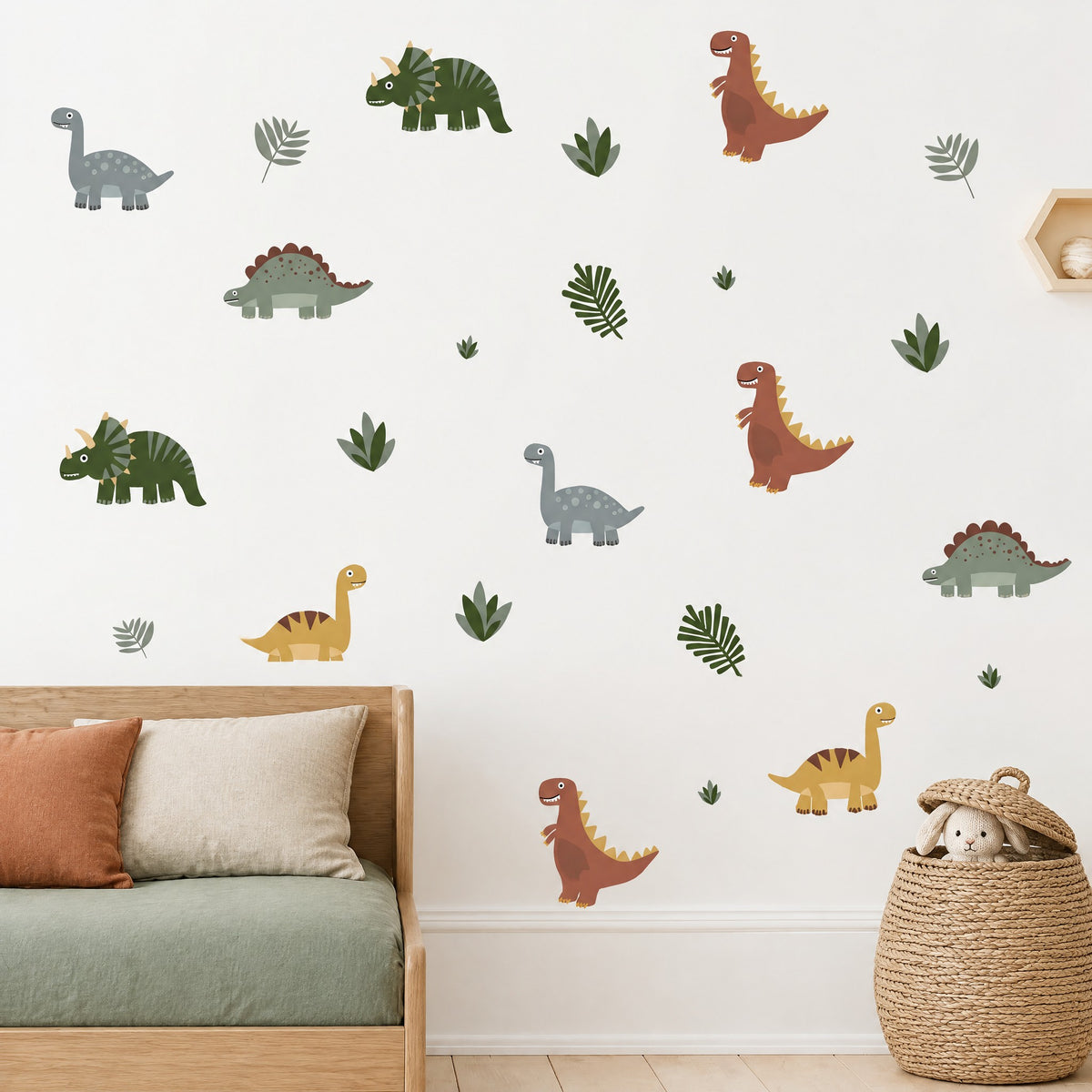 Tricératops, tyrannosaures, stégosaures et diplodocus en stickers muraux au-dessus d'une banquette en chêne et d'un panier en jonc de mer