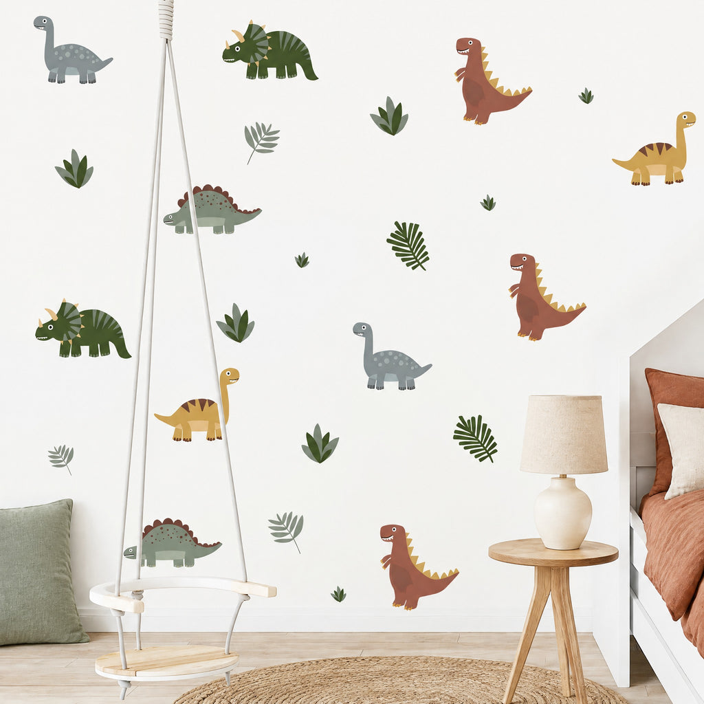 Stickers muraux dinosaures et feuilles dans une chambre de garçon avec balançoire, table d'appoint en chêne et lampe en céramique