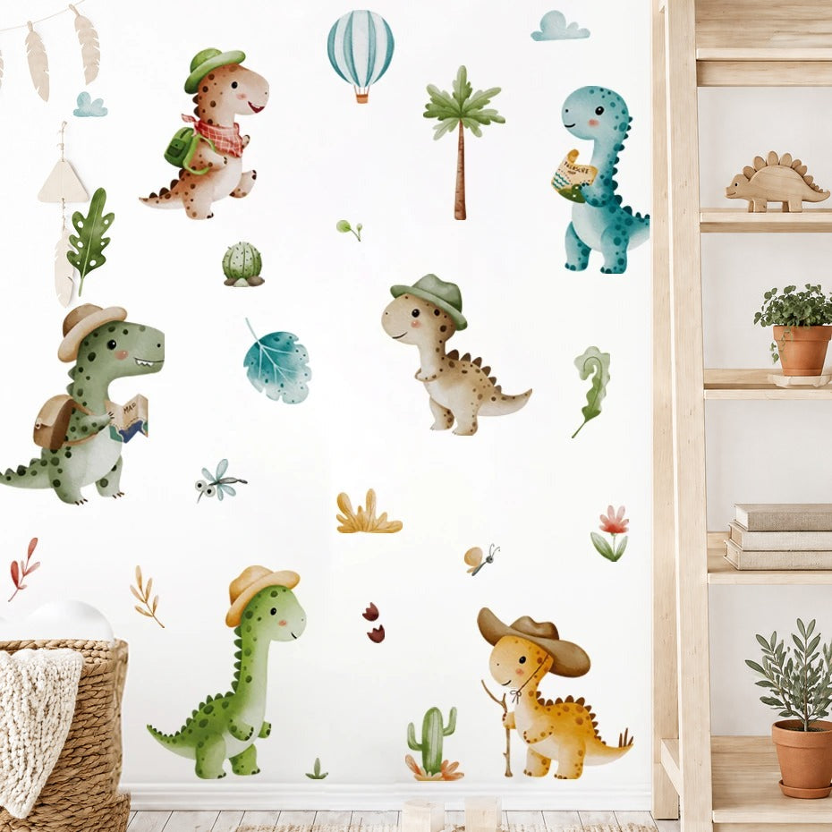 Stickers muraux dinosaures explorateurs en aquarelle, montgolfière, palmier et cactus à côté d'une étagère en bois clair et d'un panier tressé