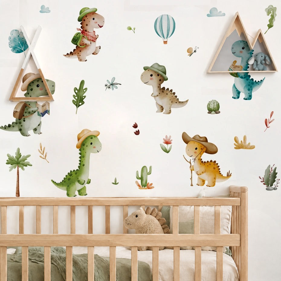 Six dinosaures explorateurs en stickers au-dessus d'un lit à barreaux en chêne clair dans une chambre de garçon
