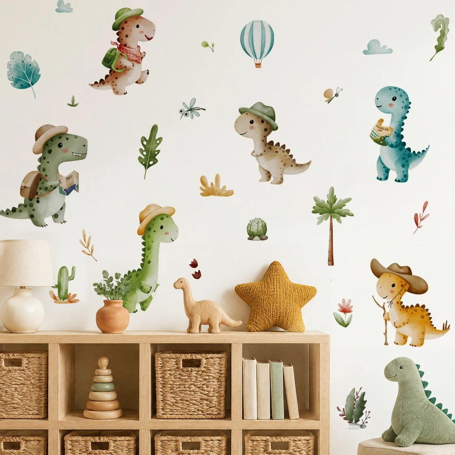 Kit de stickers dinosaures aquarelle au sac à dos et à la carte au-dessus d'un meuble de rangement en chêne clair avec paniers tressés