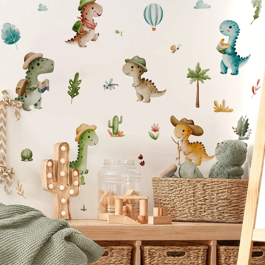 Dinosaures explorateurs au chapeau de cowboy et au bâton de marche posés au-dessus d'un bureau d'enfant en bois, avec lampe cactus en bois et panier tressé