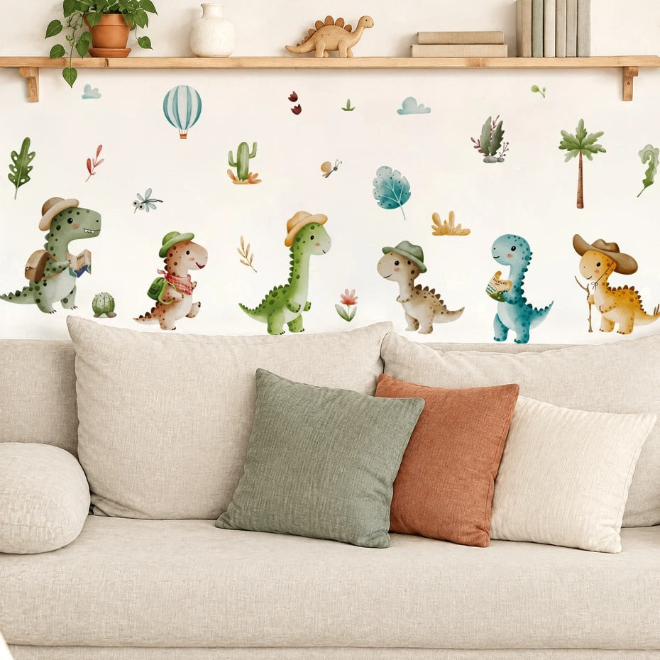 Stickers dinosaures explorateurs disposés en frise au-dessus d'un canapé en lin crème