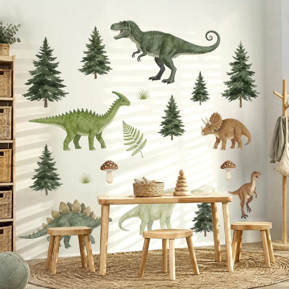 Stickers muraux T-rex, tricératops et sapins en aquarelle au-dessus d'une table de jeux en bois clair et d'un tapis en jute