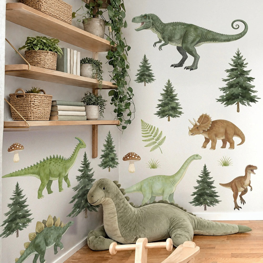 Stickers dinosaures et sapins en aquarelle posés sur deux murs d'une chambre de bébé, près d'étagères en chêne clair et d'un grand dinosaure en peluche