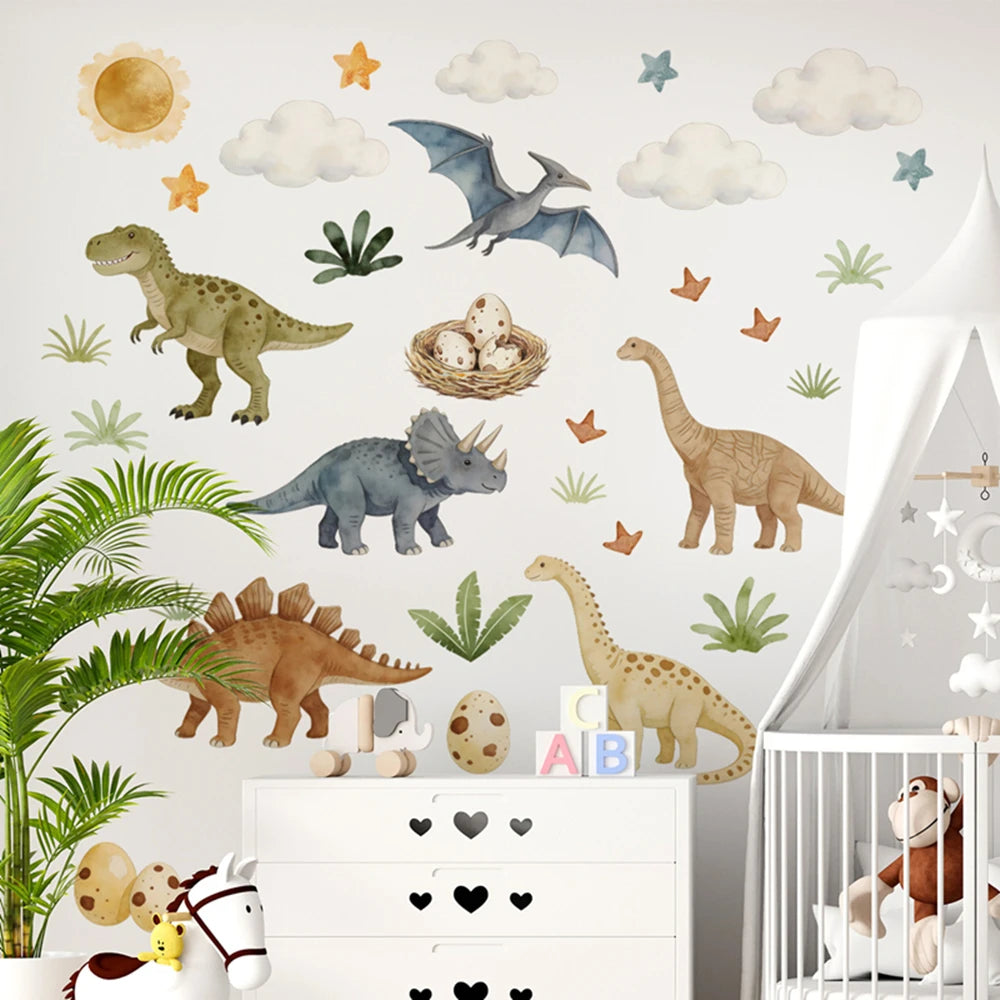 Stickers muraux dinosaures pastel au-dessus d'une commode blanche et d'un lit bébé
