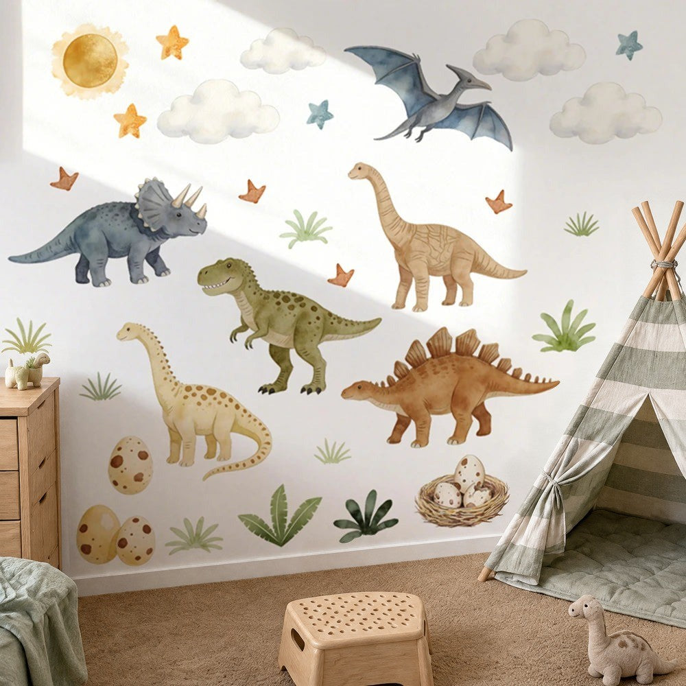 Stickers muraux dinosaures, œufs et nid posés près d'un tipi rayé sauge dans une chambre de garçon