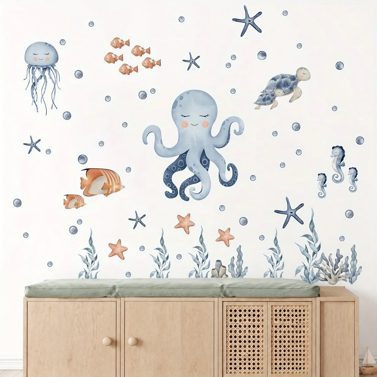 Stickers muraux fond marin aquarelle, poulpe bleu aux joues roses, méduse, tortue et hippocampes au-dessus d'un meuble bas en chêne et cannage