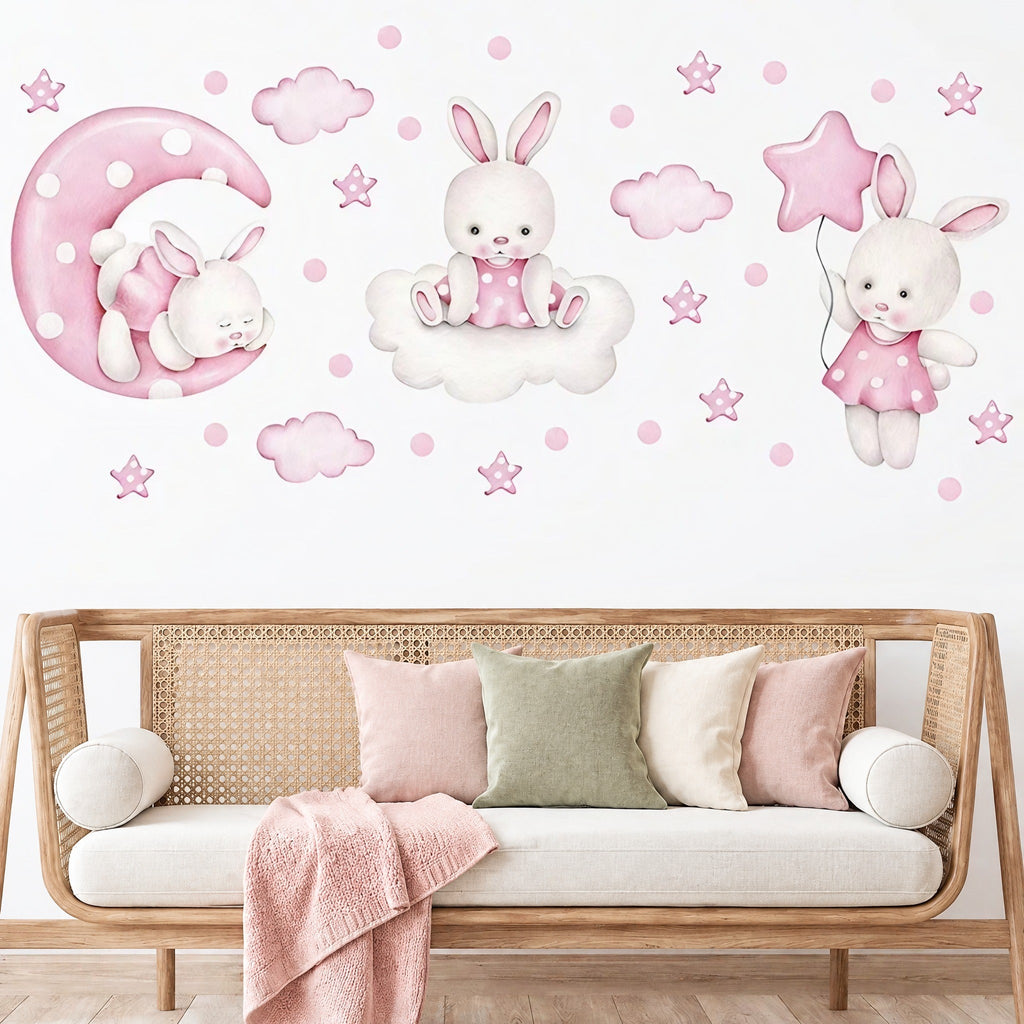 Stickers muraux lapins et nuages roses sur un mur blanc au-dessus d'une banquette en bois et cannage