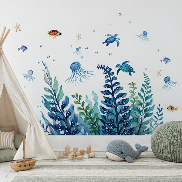 Set oceano: adesivi murali tartarughe, meduse e alghe sopra un tipi in lino e un pouf in maglia verde salvia