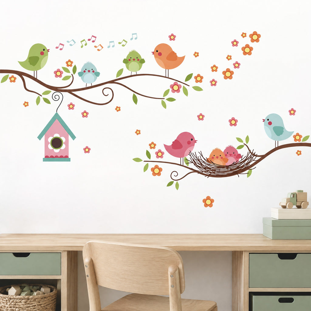 Stickers muraux oiseaux, nichoir et notes de musique sur des branches fleuries au-dessus d'un bureau en bois clair de chambre de garçon