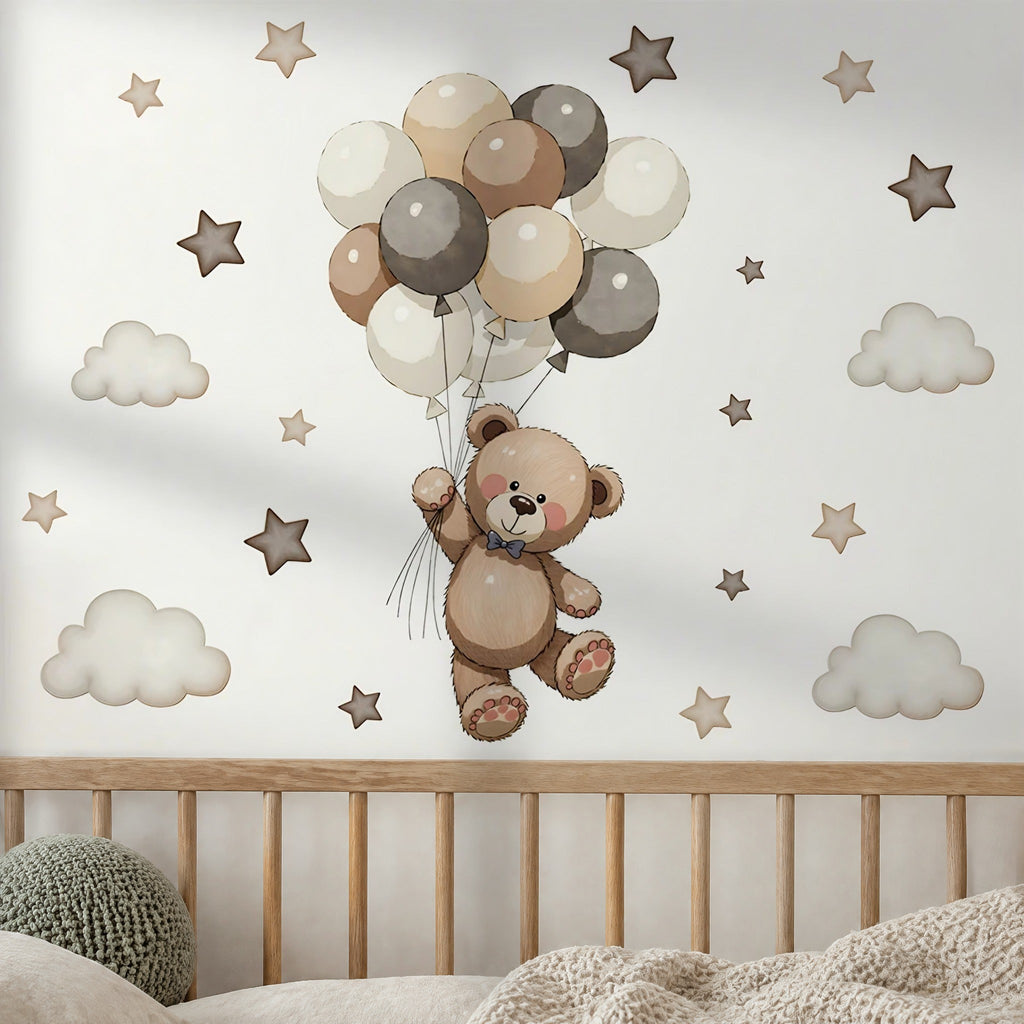 Stickers muraux ourson suspendu à des ballons beige et gris, étoiles et nuages au-dessus d'un lit bébé à barreaux en chêne clair