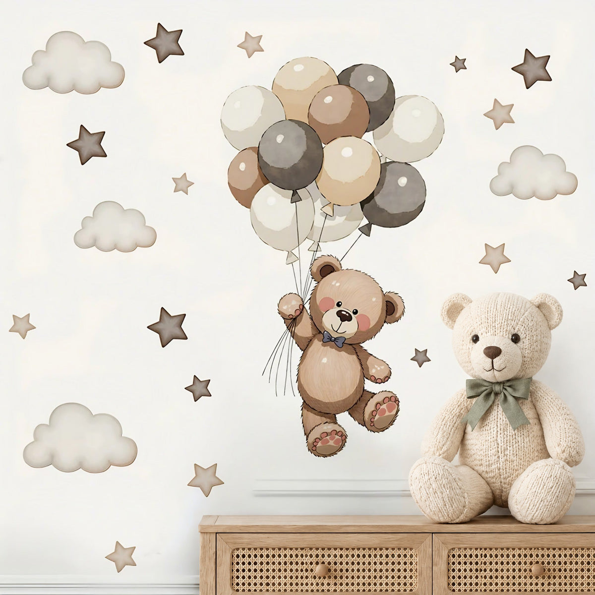 Sticker ourson et bouquet de ballons crème, caramel et gris taupe au-dessus d'une commode cannée en chêne et d'un ours en peluche tricoté