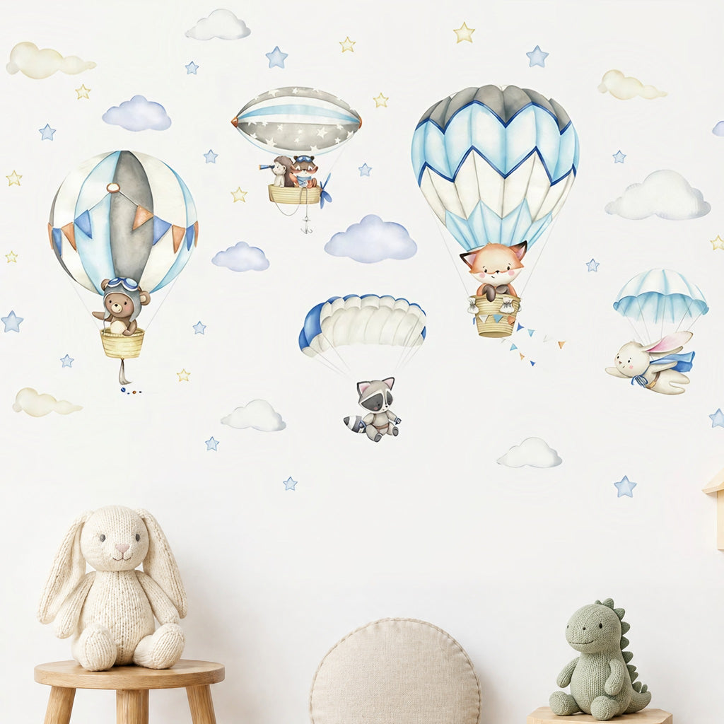 Stickers muraux montgolfières, dirigeable étoilé et parachutes en aquarelle bleue au-dessus d'un coin peluches en tricot
