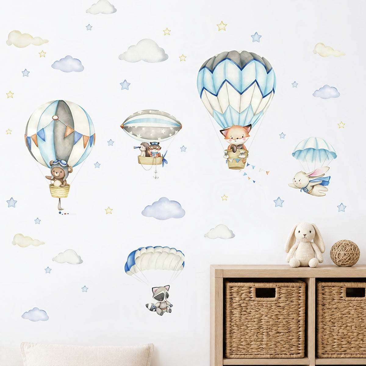 Autre disposition des stickers montgolfières, raton laveur en parachute posé plus bas près d'un meuble de rangement en chêne