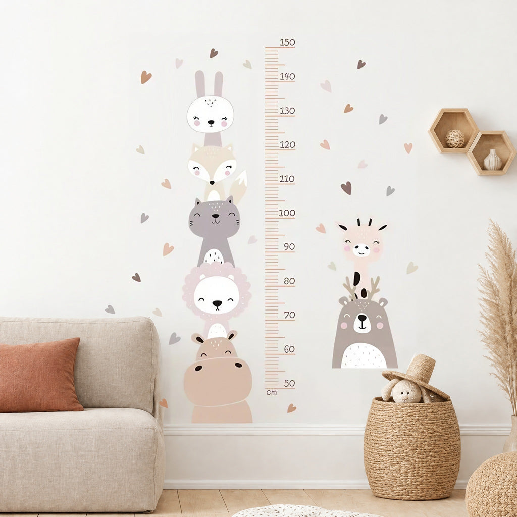 Toise lapin, renard, chat, lion et hippopotame à côté d'un canapé en lin et d'étagères hexagonales en chêne