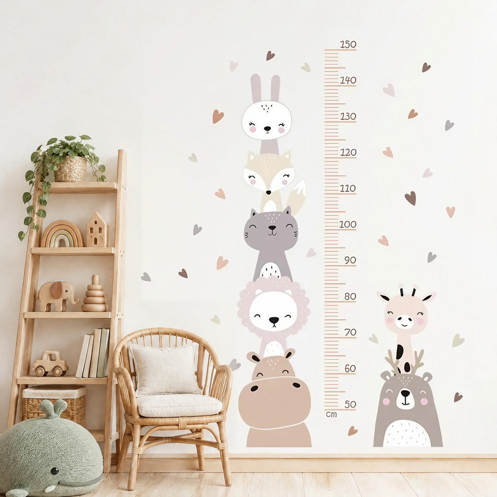 Sticker toise animaux et cœurs, girafe sur un ourson, près d'une étagère échelle en bois et d'un fauteuil en rotin