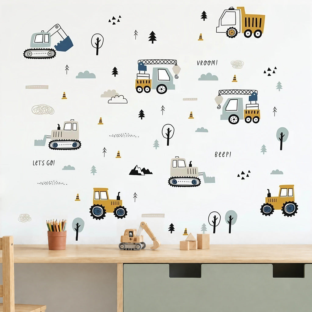 Stickers muraux tracteurs, camions-grues, bulldozers et pelleteuse dessinés à la main au-dessus d'un bureau en chêne clair avec pelleteuse en bois