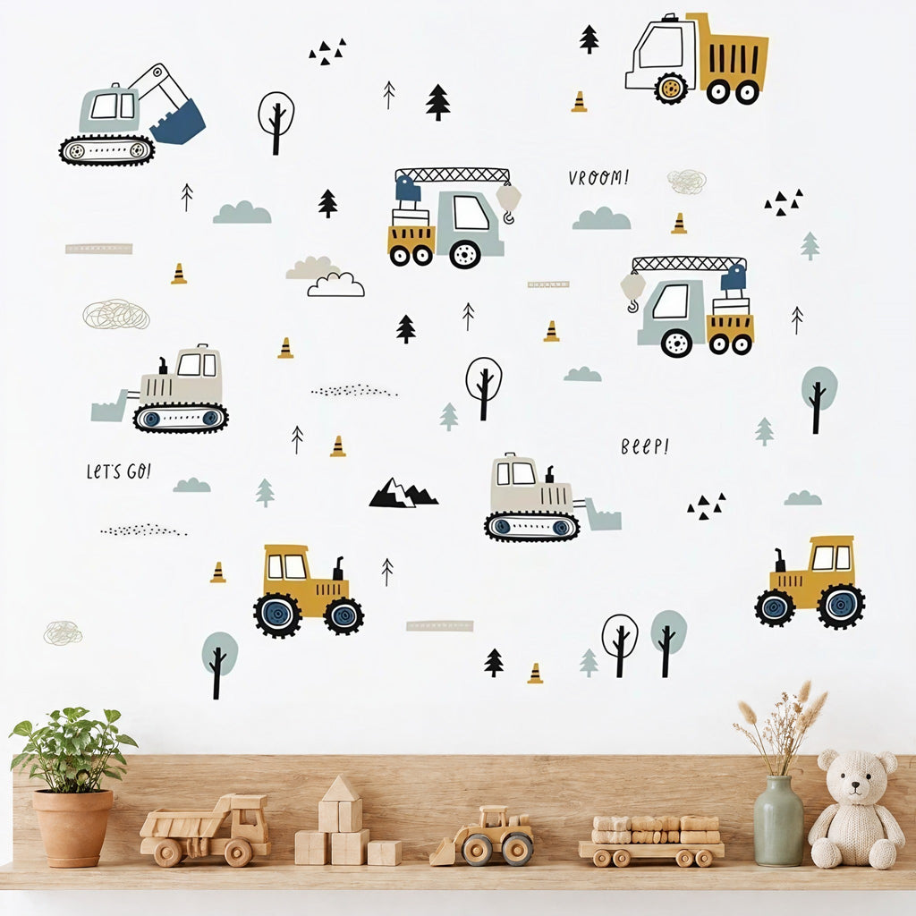 Stickers muraux engins de chantier, sapins et nuages au-dessus d'une étagère en bois avec camions en bois et ourson