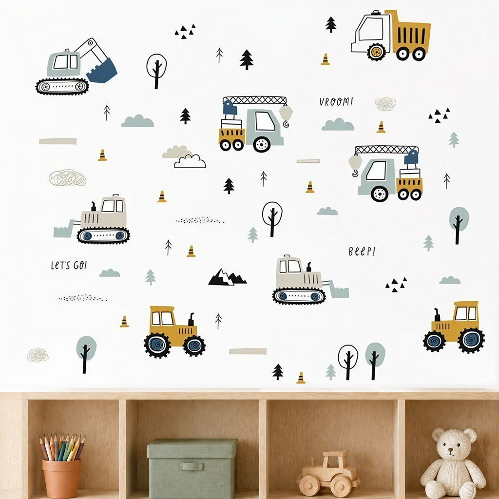 Stickers tracteurs et camions-grues dessinés à la main au-dessus d'étagères cubes en chêne clair de chambre de garçon