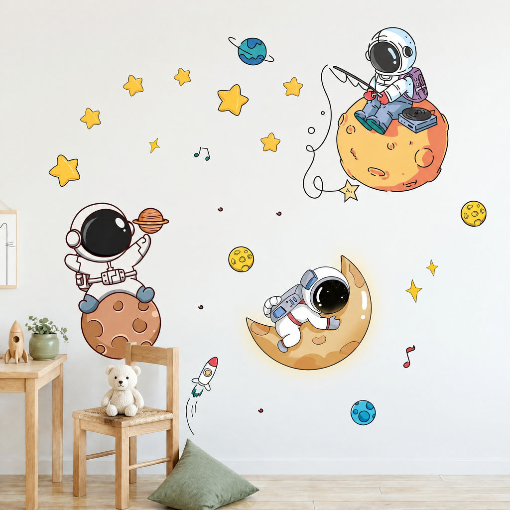 Stickers astronaute pêcheur sur planète orange et astronaute dans un croissant de lune au-dessus d'une chaise en chêne clair