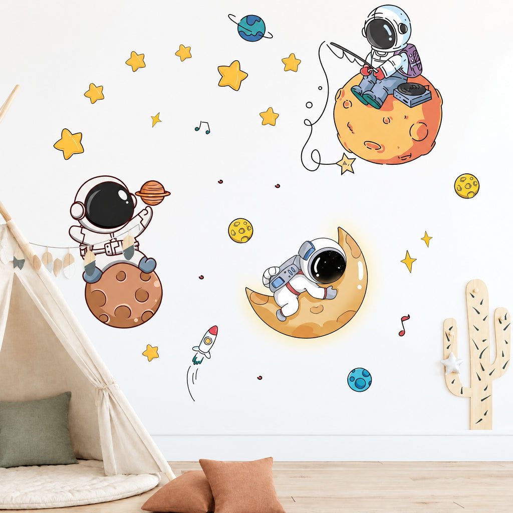 Stickers muraux espace cartoon, astronautes, fusée et étoiles jaunes près d'un tipi en lin crème