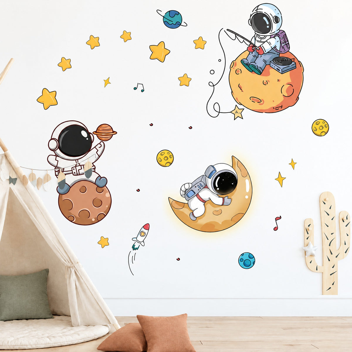 Stickers muraux espace cartoon, astronautes, fusée et étoiles jaunes près d'un tipi en lin crème